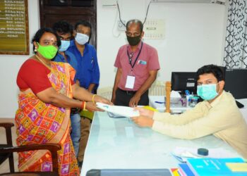 நிரவி திரு-பட்டினம் தொகுதி எம்எல்ஏ  கீதா ஆனந்தன் சுயேட்சையாக வேட்பு மனு தாக்கல்