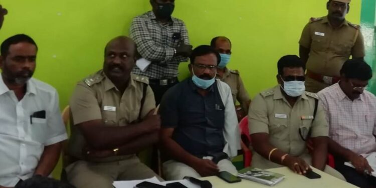 கார் மோதி இருவர் பலி – இறந்தவர்களின் உடலை வாங்க மறுப்பு – விளாத்திகுளம் டிஎஸ்பி  பிரகாஷ் பேச்சுவார்த்தை