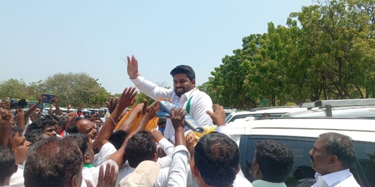 ஆண்டுதோறும் 20 மாணவர்களுக்கு இலவச கல்வி –  வேட்புமனு தாக்கல் செய்துவிட்டு உறுதி அளித்தார் ஊர்வசி அமிர்தராஜ்