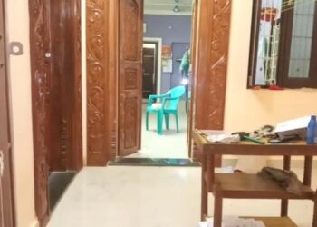 தேவகோட்டையில் கதவை உடைத்து 35 பவுன் நகைகள், வெள்ளிப் பொருள்கள், ரூ. 6 லட்சம் ரொக்கம் கொள்ளை