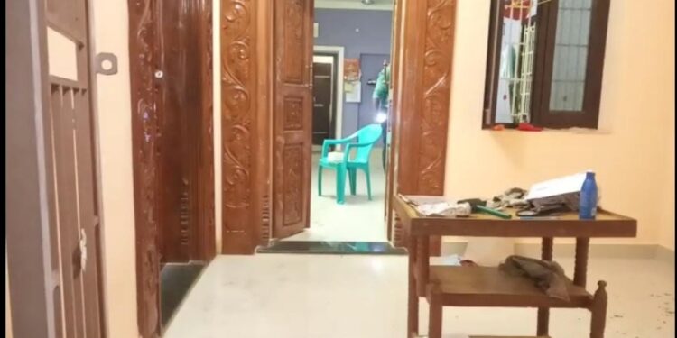 தேவகோட்டையில் கதவை உடைத்து 35 பவுன் நகைகள், வெள்ளிப் பொருள்கள், ரூ. 6 லட்சம் ரொக்கம் கொள்ளை