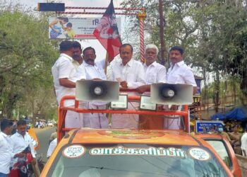 தேவகோட்டையில் பாஜக வேட்பாளர் எச்.ராஜா பொதுமக்களின் வீடுகளுக்கு நேரடியாக சென்று வாக்கு சேகரித்தார்