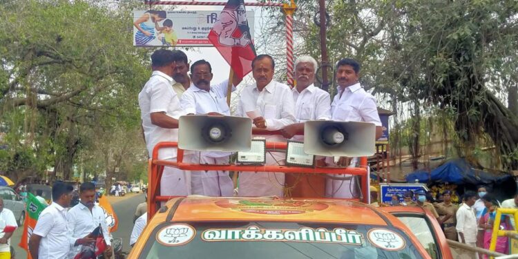 தேவகோட்டையில் பாஜக வேட்பாளர் எச்.ராஜா பொதுமக்களின் வீடுகளுக்கு நேரடியாக சென்று வாக்கு சேகரித்தார்