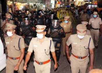 நெல்லை டவுன் பகுதியில் நவீன ரக துப்பாக்கியுடன் கொடி அணிவகுப்பு