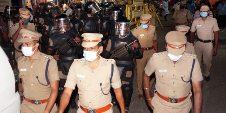 நெல்லை டவுன் பகுதியில் நவீன ரக துப்பாக்கியுடன் கொடி அணிவகுப்பு