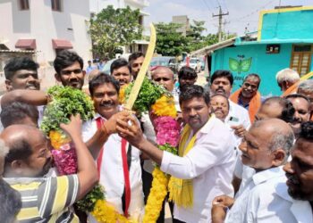 விளாத்திகுளம் தொகுதி அதிமுக வேட்பாளர்  சின்னப்பனுக்கு பொதுமக்கள் வீரவாள் வழங்கி உற்சாக வரவேற்பு