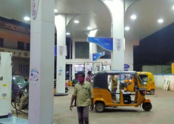 தலைக்கவசம் அணியாமல் வருபவர்களுக்கு பெட்ரோல் வழங்க கூடாது – போக்குவரத்து துறை சார்பாக வலியுறுத்தல்