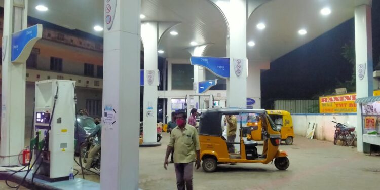 தலைக்கவசம் அணியாமல் வருபவர்களுக்கு பெட்ரோல் வழங்க கூடாது – போக்குவரத்து துறை சார்பாக வலியுறுத்தல்