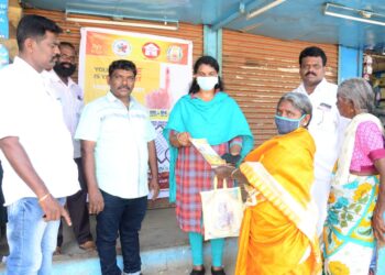 100 சதவீத வாக்களிப்பை வலியுறுத்தி வாக்காளர் விழிப்புணர்வு முகாம் – செலின் ஜார்ஜ் விழிப்புணர்வு துண்டு பிரசுரங்களை வழங்கினார்