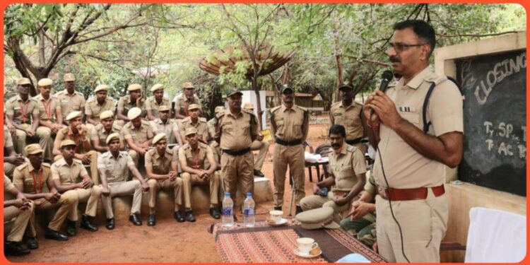 கமேண்டோ பயிற்சி நிறைவிழா தூத்துக்குடி எஸ்.பி   ஜெயக்குமார் பரிசுகள், சான்றிதழ் வழங்கி பாராட்டு.