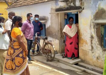 தேவகோட்டை நகரில் கொரோன பரவத் தொடங்கியுள்ளது – இரு பகுதிகள் தடுப்பு அமைத்து தடை செய்யப்பட்டது