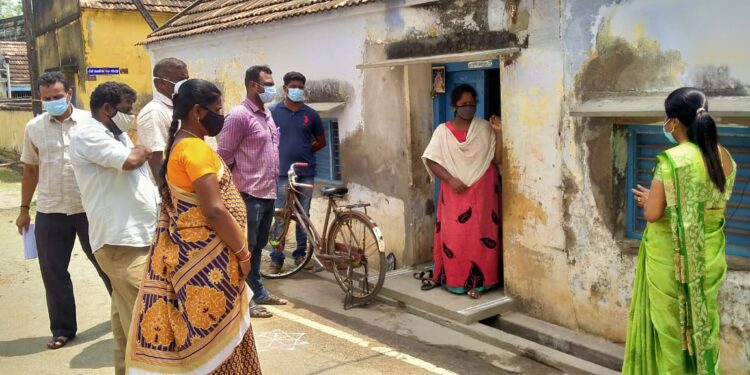 தேவகோட்டை நகரில் கொரோன பரவத் தொடங்கியுள்ளது – இரு பகுதிகள் தடுப்பு அமைத்து தடை செய்யப்பட்டது