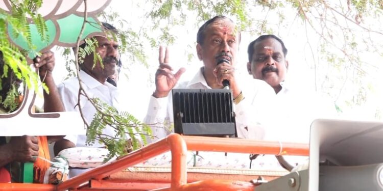 தளக்கவயல் கிராமத்தில் பாஜக வேட்பாளர் எச்.ராஜா தேர்தல் பிரச்சாரம்.