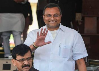 காங்கிரஸ் வேட்பாளர் மாங்குடியை ஆதரித்து கார்த்தி சிதம்பரம் எம்.பி தேவகோட்டையில் தெருமுனை பிரச்சாரம்