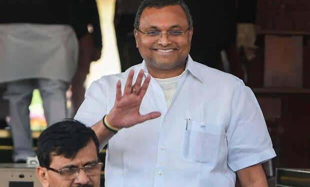 காங்கிரஸ் வேட்பாளர் மாங்குடியை ஆதரித்து கார்த்தி சிதம்பரம் எம்.பி தேவகோட்டையில் தெருமுனை பிரச்சாரம்