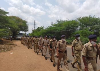 தேவகோட்டை அருகே புளியால் கிராமத்தில் போலீசார், மத்திய ரிசர்வ் படையினர் பங்கேற்ற கொடி அணிவகுப்பு நிகழ்ச்சி.