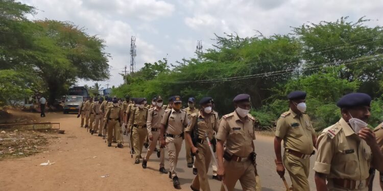 தேவகோட்டை அருகே புளியால் கிராமத்தில் போலீசார், மத்திய ரிசர்வ் படையினர் பங்கேற்ற கொடி அணிவகுப்பு நிகழ்ச்சி.