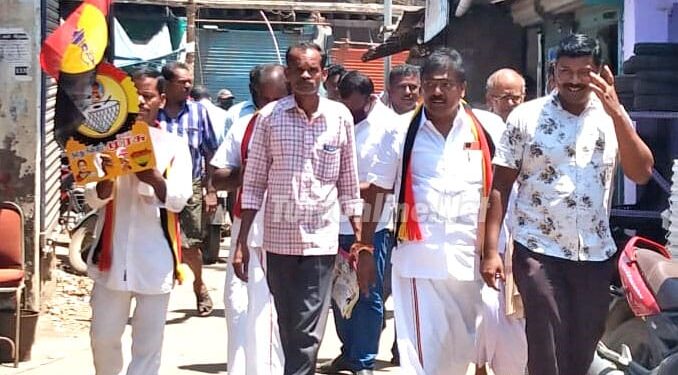 தூத்துக்குடி முக்கிய வீதிகளில் நடந்து சென்று வாக்கு சேகரிப்பு தூத்துக்குடி நகரை மேம்படுத்துவேன் : தேமுதிக வேட்பாளர் சந்திரன் வாக்குறுதி