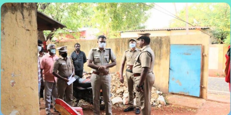 நாசரேத் பகுதியில் புதையல் இருப்பதாக வீட்டில் குழிதோண்டி குழிக்குள் இறங்கி 2 பேர் மூச்சு திணறி உயிரிழந்தனர்