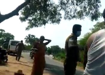 ஸ்ரீவைகுண்டம் தொகுதியில் அதிமுகவிற்கு எதிர்ப்பு வலுக்கிறது ஊர்மக்கள் வீடுகளில் கருப்புக்கொடி கட்டியதால் பரபரப்பு