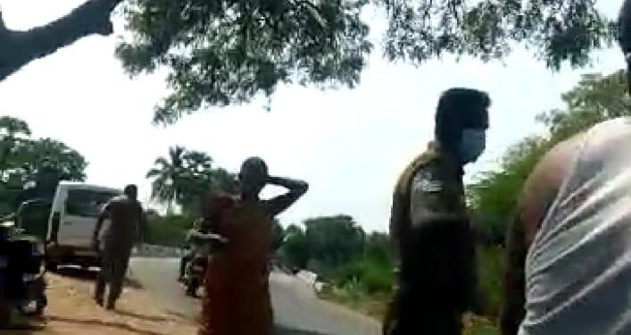 ஸ்ரீவைகுண்டம் தொகுதியில் அதிமுகவிற்கு எதிர்ப்பு வலுக்கிறது ஊர்மக்கள் வீடுகளில் கருப்புக்கொடி கட்டியதால் பரபரப்பு