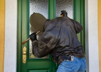 தூத்துக்குடி அருகே வீட்டின் கதவை உடைத்து 5பவுன் நகை திருட்டு