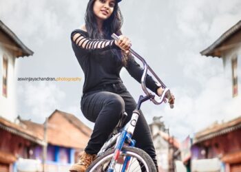 வெளியில் செல்வதற்கு சைக்கிளை பயன்படுத்துங்கள் என  மத்திய அமைச்சர் நிதின் கட்கரி தெரிவித்துள்ளார்.