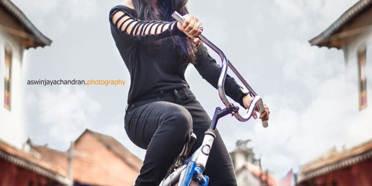 வெளியில் செல்வதற்கு சைக்கிளை பயன்படுத்துங்கள் என  மத்திய அமைச்சர் நிதின் கட்கரி தெரிவித்துள்ளார்.