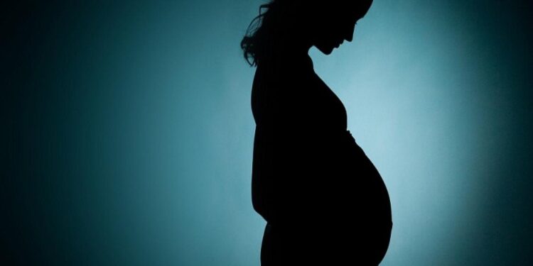 இளம்பெண்ணை கர்ப்பமாக்கி விட்டு, டாடா காட்டிய வாலிபருக்கு போலீசார் வலை