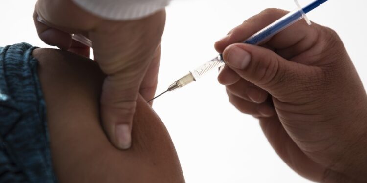 4 பேருக்கு மயக்க ஊசி செலுத்தி 30 பவுன் நகையை கொள்ளையடித்த பெண் கைது