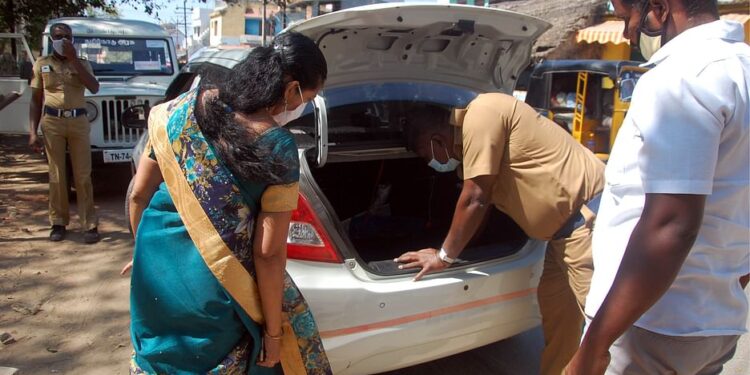 ரூ.300 செலுத்தி பறக்கும் படையினரின் நடவடிக்கைகள் அடங்கிய விடியோ பதிவின் நகல்களை பெற்றுக் கொள்ளலாம்