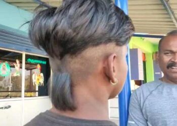 கோழிக்கொண்டை போல் முடி வைத்திருந்த சிறுவனை கையோடு கூட்டிப் போய் முடி வெட்டிய இன்ஸ்பெக்டர்