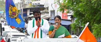 ஸ்ரீவைகுண்டம் காங். வேட்பாளர் ஊர்வசி அமிர்தராஜுடன் இணைந்து மக்கள் நல பணிகளை தங்குதடையின்றி செய்வோம் – கனிமொழி எம்.பி. பிரசாரம்