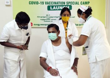 முதல்-அமைச்சர் பழனிசாமி கரோனா தடுப்பூசி போட்டுக்கொண்டார்