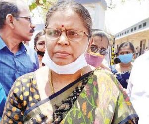 தபால் ஓட்டு பதிவு செய்ததை  வாட்ஸ்-அப்பில் வெளியிட்ட ஆசிரியையை பணியிடை நீக்கம்