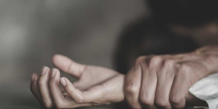 மாணவியை 3 மாத கர்ப்பிணியாக்கிய பெரியப்பா மகன் கைது