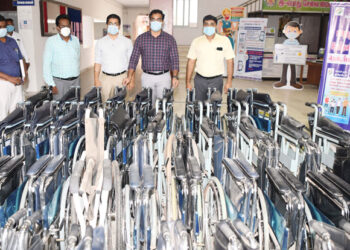 மாற்றுத்திறனாளிகள் வாக்களிப்பதற்காக வீல்சேர்கள்