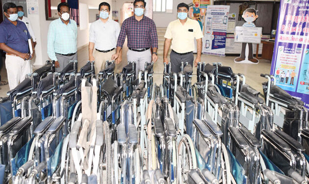 மாற்றுத்திறனாளிகள் வாக்களிப்பதற்காக வீல்சேர்கள்