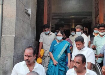 காஞ்சிபுரம் காமாட்சி அம்மன் கோவிலில் சசிகலா சாமி தரிசனம்!  தியாகத் தாய் சின்னம்மா பேரவை சார்பில் பிரம்மாண்ட வரவேற்பு!