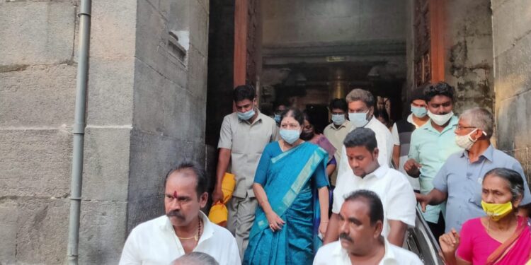 காஞ்சிபுரம் காமாட்சி அம்மன் கோவிலில் சசிகலா சாமி தரிசனம்! தியாகத் தாய் சின்னம்மா பேரவை சார்பில் பிரம்மாண்ட வரவேற்பு!