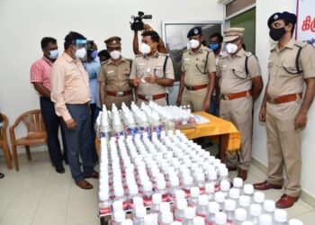 கிருமி நாசினி தயாரிக்கும் கூடத்தை, சென்னை பெருநகர காவல் ஆணையாளர் பார்வை