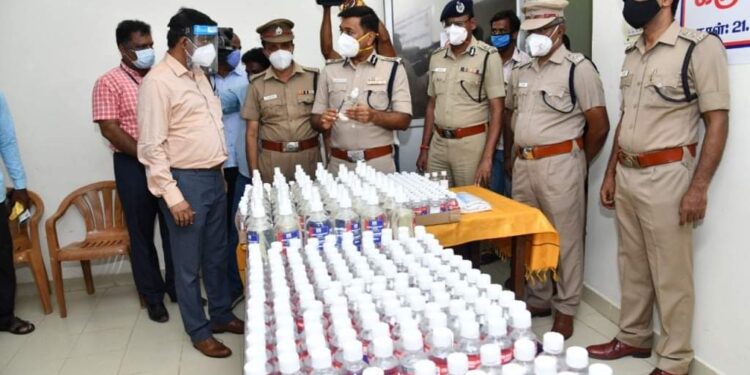 கிருமி நாசினி தயாரிக்கும் கூடத்தை, சென்னை பெருநகர காவல் ஆணையாளர் பார்வை