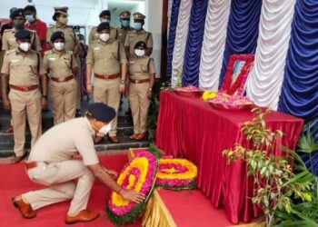 கொரனா தொற்றால் உயிரிழந்த காவலரின்‌‌‌ உருவபடத்திற்க்கு சென்னை போலீஸ் கமிஷ்னர் மலர்தூவி மரியாதை