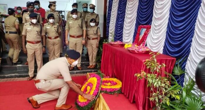 கொரனா தொற்றால் உயிரிழந்த காவலரின்‌‌‌ உருவபடத்திற்க்கு சென்னை போலீஸ் கமிஷ்னர் மலர்தூவி மரியாதை