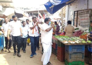 சி.த.செல்லப்பாண்டியன் தலைமையில் தூத்துக்குடி வேட்பாளர் எஸ்.டி.ஆர்.விஜயசீலன் காய்கனி மார்க்கெட்டில் ஒட்டு வேட்டை