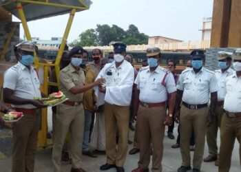 குளச்சல் ஏ.எஸ்.பி போக்குவரத்து காவல்துறையினருக்கு பழச்சாறு, பழங்கள் வழங்கினார்
