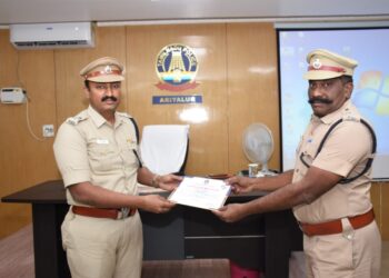 காவல்துறையினர் மற்றும் என்.எஸ்.எஸ் மாணவர்களுக்கு மாவட்ட எஸ்.பி பாராட்டு சான்றிதழ்