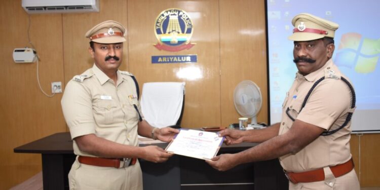 காவல்துறையினர் மற்றும் என்.எஸ்.எஸ் மாணவர்களுக்கு மாவட்ட எஸ்.பி பாராட்டு சான்றிதழ்