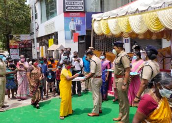 சென்னை தி.நகரில் பொதுமக்களுக்கு கொரனா தடுப்பு விழிப்புணர்வு – போலீஸ் கமிஷ்னர் நேரில் அறிவுரை
