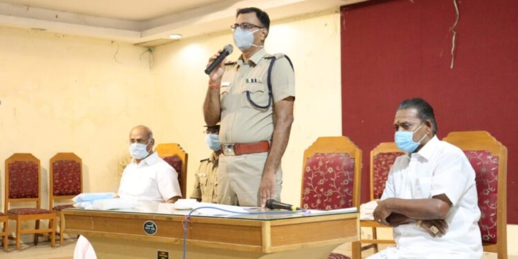 கொரானா வைரஸ் பரவலை தடுக்கும்விதமாக கொரானா வைரஸ் பரவலை தடுக்கும்விதமாக தூத்துக்குடி வர்த்தக சங்க வியாபாரிகளுடன் தூத்துக்குடி மாவட்ட எஸ்.பி ஆலோசனை கூட்டம்